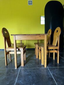 Masívny stôl so štyrmi  stoličkami - 2