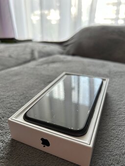 Dobrý stav | Čierny iPhone 11 64GB s obalmi v cene - 2