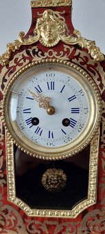 Hodiny Boulle s originálnou podstavou. - 2