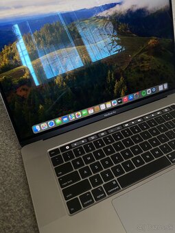 MacBook Pro 16” 2019 – i7/32GB/512GB/AMD + USB hub, TOP stav - 2