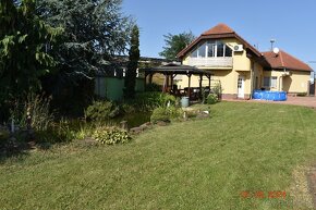 Na predaj dom s dvoj-garážou a s bazénom - 2