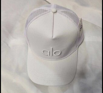 🌬️ ŠTÝLOVÁ BIELA ŠILTOVKA ALO YOGA – LETNÝ MUST-HAVE 🤍🧢 - 2
