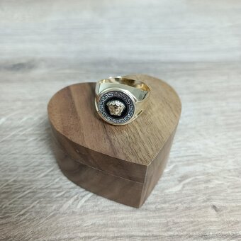 Zlatý pánsky prsteň Versace - 2