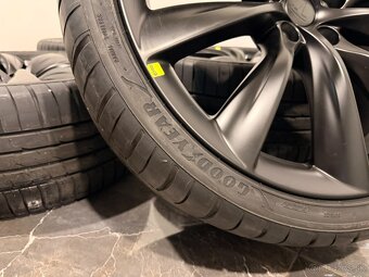 origo kolesa Tesla Model X r22 1027246-00-E léto - 2