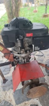 Motorový štvor taktový kultivátor. - 2