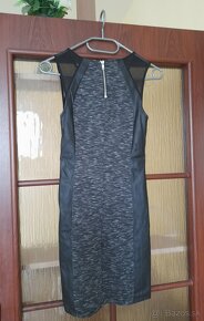 Tmavé mini šaty s koženkovými bokmi - 2