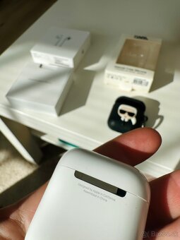 Apple AirPods 1 púzdro Karl Laherfeld zdarma - 2