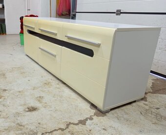 Skrinka pod televízor - 2