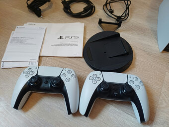 PS5 s mechanikou + 2 ovládače - 2