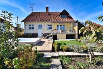 Rodinný dom s dvoma bytmi, 2 garáže, záhrada, bazén, DS - 2