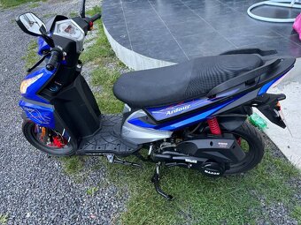 Skuter Maxom 125 NOVY - 2