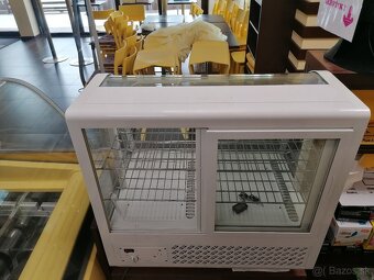 ponukam na predaj malu vytrinu. - 2