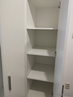 Vešiaková skriňa s policami ADELI - - 2