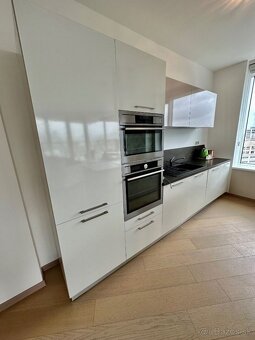 Prenájom 4 izbový byt na Landererovej ulici Bratislavy. - 2