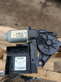 Motorčeky okien/ zámky dverí Škoda Octavia 2 - 2