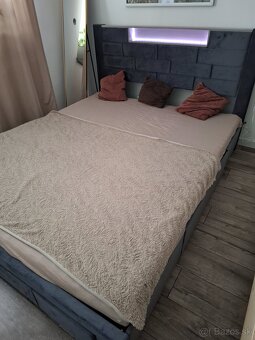 Manzelska postel so svetlom - 2