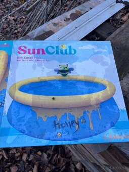 Bazen s fontanou Bee, sun club - 2