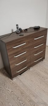 PREDÁM KOMODU+STOLÍKY+POLIČKA. - 2