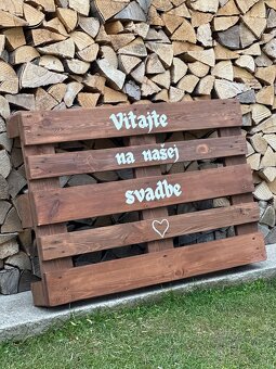 Palety s nápisom Vitajte na našej svadbe🖤 - 2