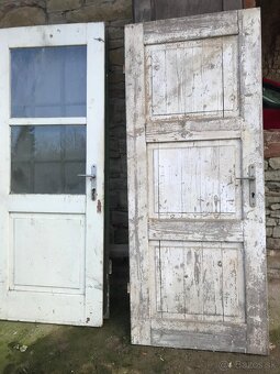 Rôzne staré historické drevené dvere - 2