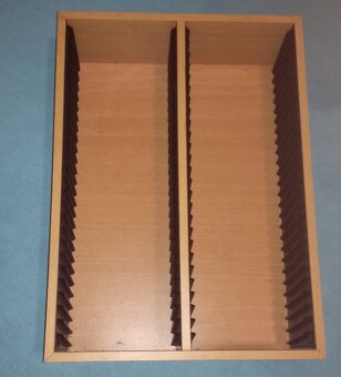 Drevený pekný stojan-box na 50CD - 2