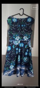 Kratšie modro-zeleno-čierne šaty s kvetinovým vzorom. - 2