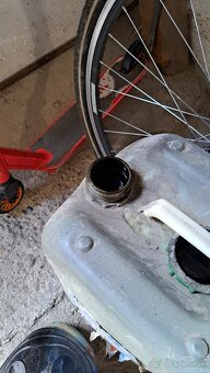 Darujem starý motorový olej cca 30 L - 2