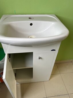Kúpeľňová skrinka s umývadlom - 2