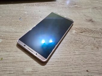 Huawei Mate 10 pro 128gb v super stave s krasnym super amole - 2