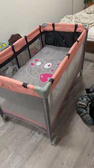 Predám detskú cestovnú postielku Baby Mix so závesným ložkom - 2