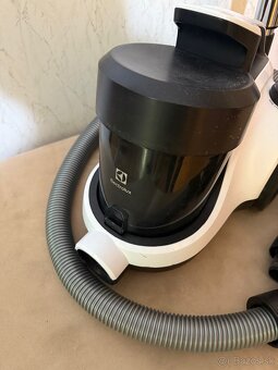 Predám bezsačkový vysávač Electrolux - 2