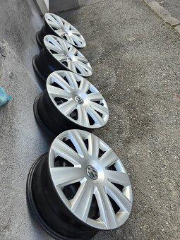 Vw plechové disky 5x112 r16 + org. VW Puklice r16 - 2