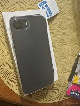 Predam iphone 16e 128gb cierny - 2