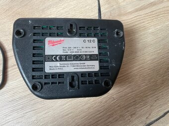 Milwaukee nabíjačka C12C - 2