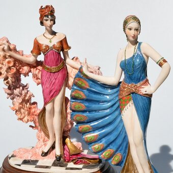 2 zberateľské sošky na drevenom podstavci - Tanečnice - 2