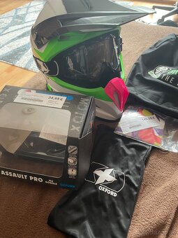 Prilba s okuliarmi - 2