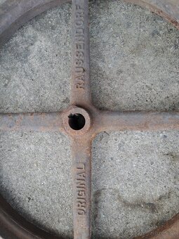 Stare liatinové koleso - 2