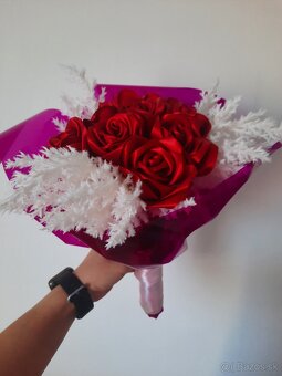 Box/kytica ruží zo saténových stušiek - 2