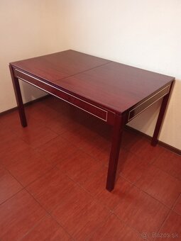 Jedálenský stôl . - 2