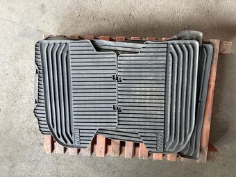 Predám ORIGINÁL gumové rohože BMW 5er F10/F11 - 2