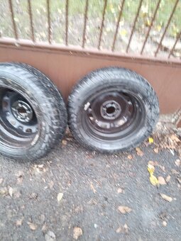 Predám zimné pneumatiky R14 gumy disky Peugeot - 2