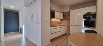 NOVINKA I MODERNÝ 2i.BYT S LOGGIOU a S PARKOVANÍM / BA I. - 2