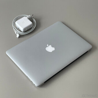 Apple MacBook Air (13,3", Early 2015) - 2