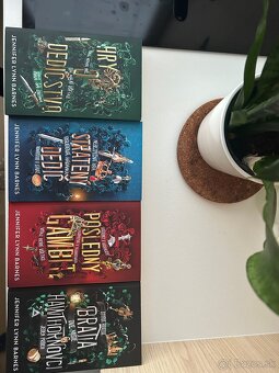 Jennifer Lynn Barnes Hry o dedičstvo  1-4 - 2