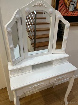 Kozmeticky stolik - 2