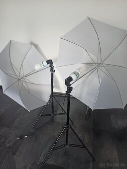 2 statívy  s dáždnikmi+ svetlá 135W - 2