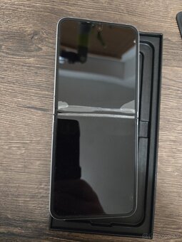 Samsung Z Flip6 - 2