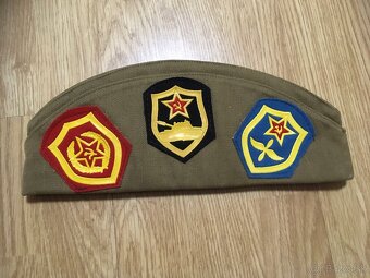 Sovietska lodička s vojenskými nášivkami a odznakmi - 2