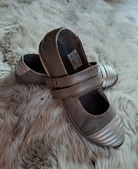 NOVE Celokozene sportove baleriny Clarks. V.38 - 2