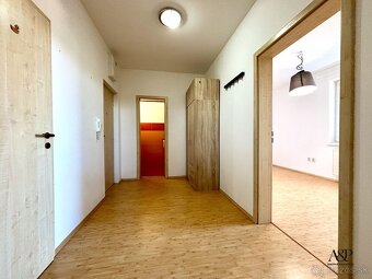 NA PRENÁJOM 2 IZB. BYT S VEĽKÝM BALKÓNOM A PARKOVNÝM MIESTOM - 2